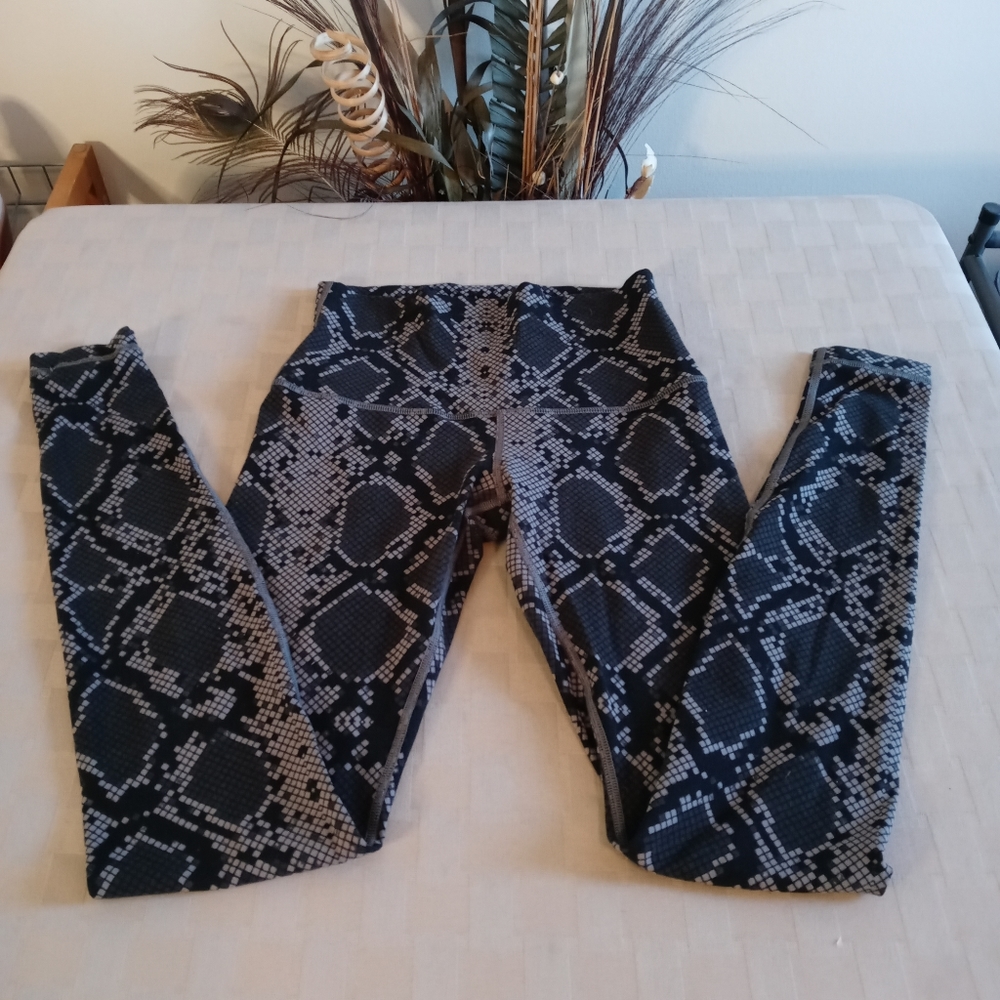 lululemon athletica Black & Gray Snake Print High-Rise Leggings - Picture 2 of 10